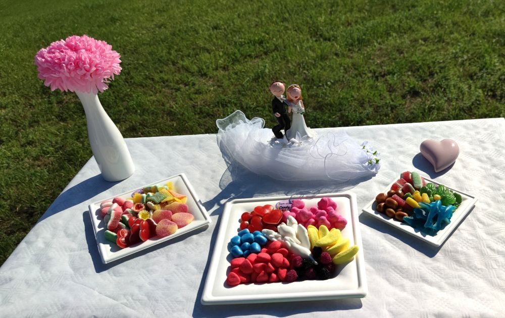 Eine Candybar für Ihre Hochzeit. Neben unserne leckeren Süßigkeitenplatten bieten wir Ihnen auch die passenden Gastgeschenke an.